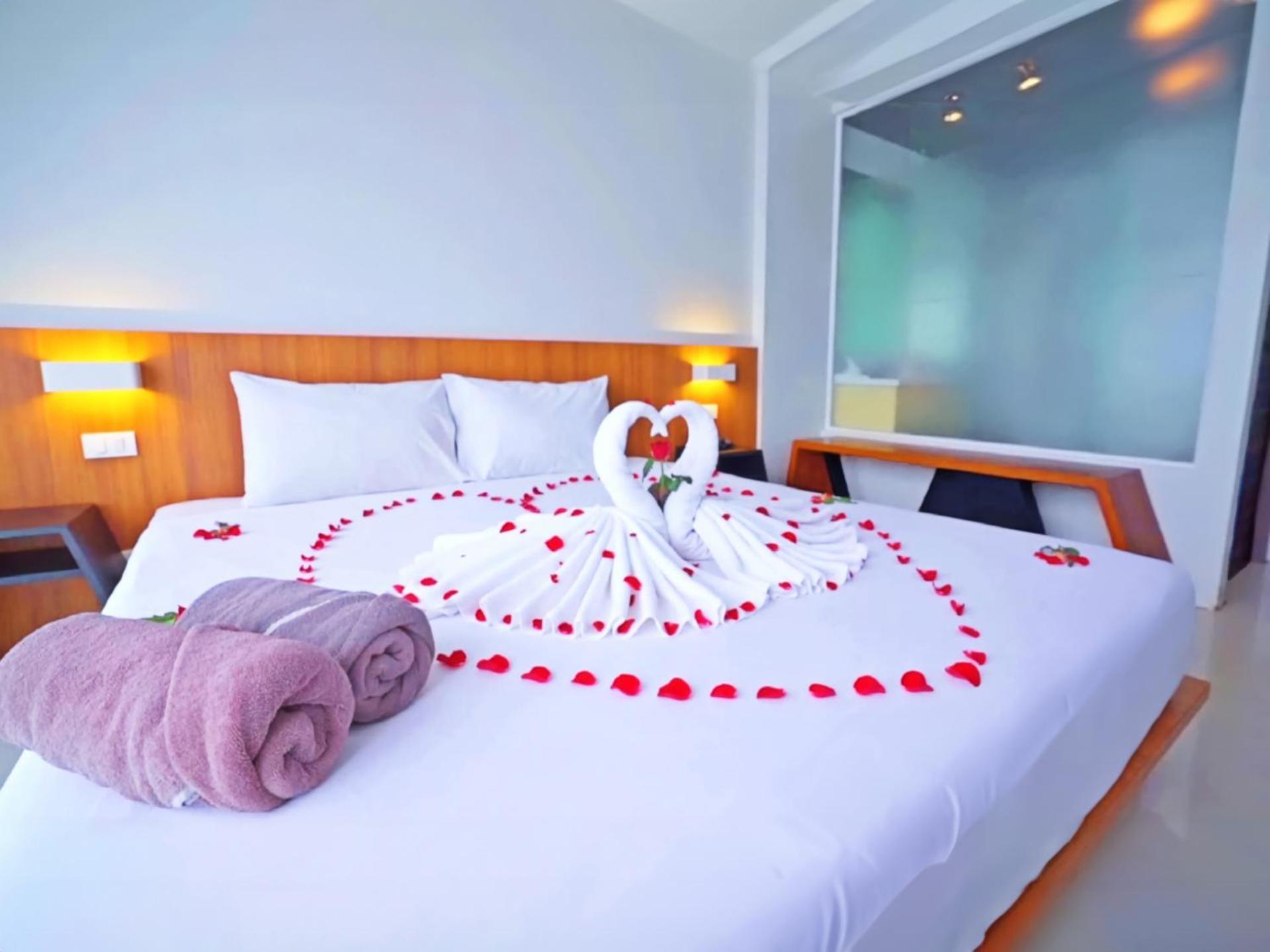 Phoenix Grand Patong Exterior photo