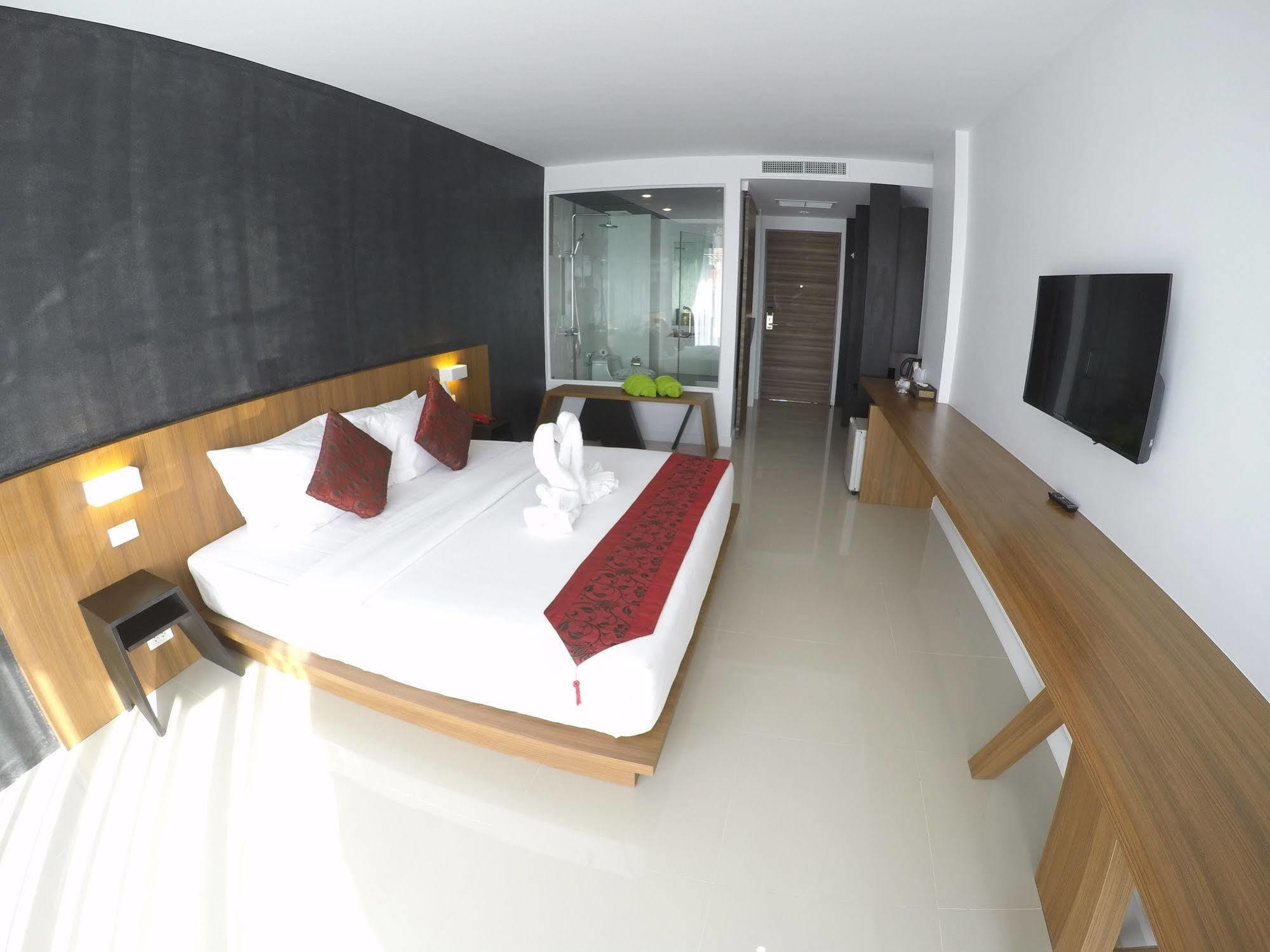 Phoenix Grand Patong Exterior photo